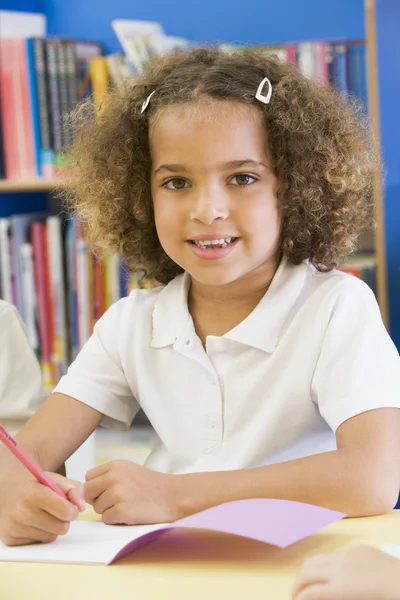Ein Schulmädchen sitzt in einer Grundschulklasse — Stockfoto