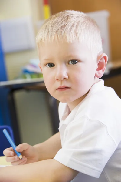 Ein Schüler Sitzt Einer Grundschulklasse — Stockfoto