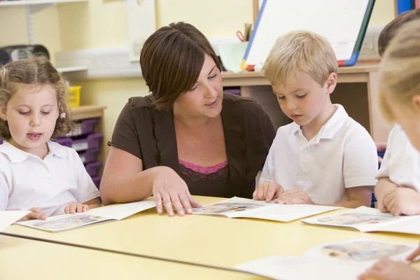 Schoolchildren Teacher Reading Primary Class — Stock Photo, Image