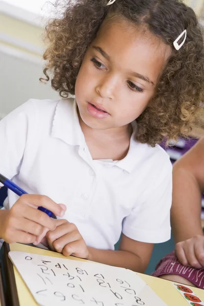 Menina Aprendendo Escrever Números Classe Primária — Fotografia de Stock