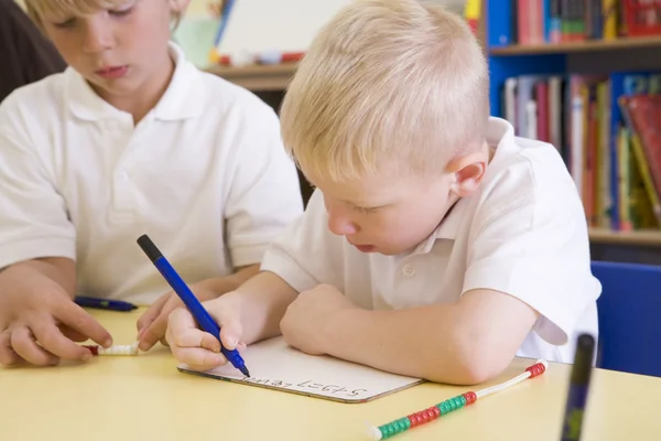 Meninos aprendendo números na classe primária — Fotografia de Stock