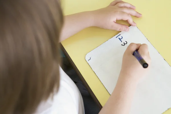 Κορίτσι Μαθαίνοντας Γράψετε Τους Αριθμούς Στην Πρωτοβάθμια Κατηγορία — Φωτογραφία Αρχείου