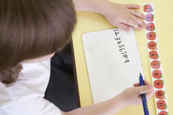 Mädchen Lernen Der Grundschule Zahlen Schreiben — Stockfoto