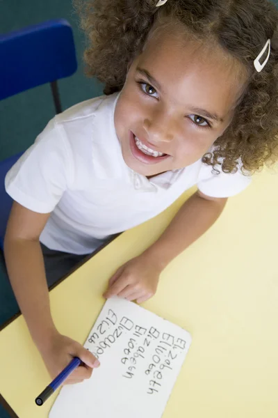 Dziewczyna nauczyć pisać nazwę klasy podstawowej — Zdjęcie stockowe