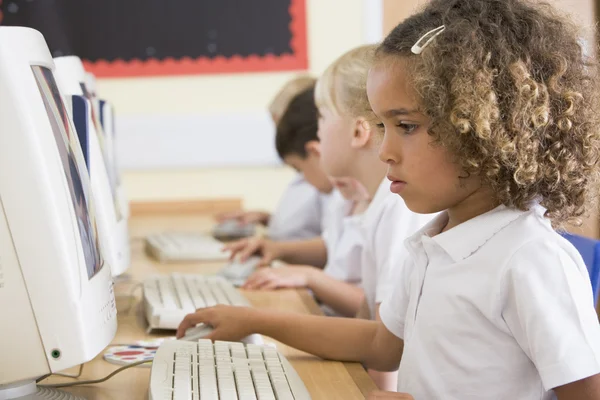 Meisje Werken Een Computer Basisschool — Stockfoto