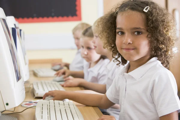 Menina trabalhando em um computador na escola primária — Fotografia de Stock