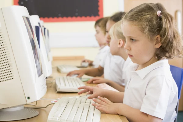 Девушка работает за компьютером в начальной школе — стоковое фото