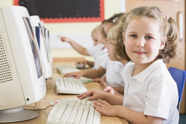 Lköğretim Okulu Bir Bilgisayarda Çalışan Kız — Stok fotoğraf
