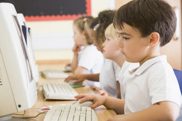 Rapaz a trabalhar num computador na escola primária — Fotografia de Stock