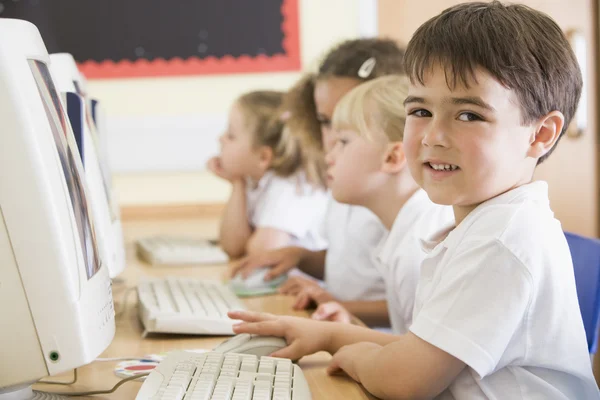 Lköğretim Okulu Bir Bilgisayarda Çalışan Bir Çocuk — Stok fotoğraf