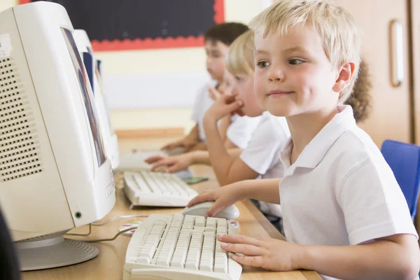 Αγόρι Που Εργάζεστε Έναν Υπολογιστή Στο Δημοτικό Σχολείο — Φωτογραφία Αρχείου