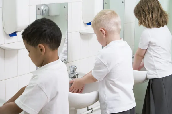 Dzieci mycie ich ręce w łazience Szkoła podstawowa — Zdjęcie stockowe