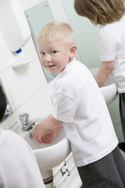 Chlapec Myje Ruce Koupelně Základní Školy — Stock fotografie
