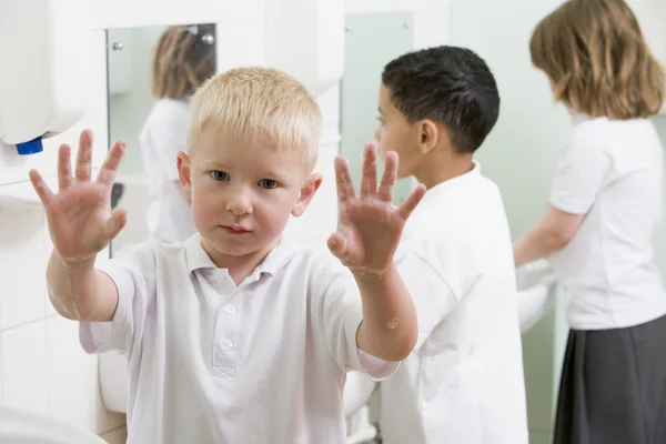 Menino Exibindo Mãos Banheiro Escola Primária — Fotografia de Stock