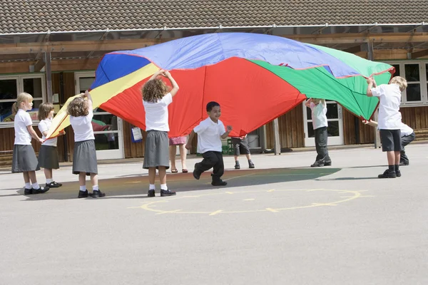 Jonge Kinderen Spelen Met Een Parachute Een Speeltuin — Stockfoto