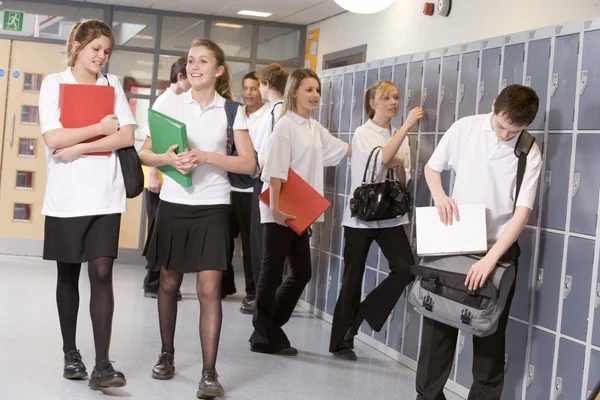 Μαθητές Γυμνασίου Από Θυρίδες Στο Διάδρομο Του Σχολείου — Φωτογραφία Αρχείου