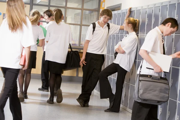 Estudiantes de secundaria por casilleros en el pasillo de la escuela — Foto de Stock