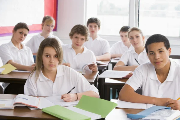 Estudantes do ensino médio em classe — Fotografia de Stock