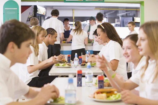Estudantes Ensino Médio Comendo Cafetaria Escola — Fotografia de Stock