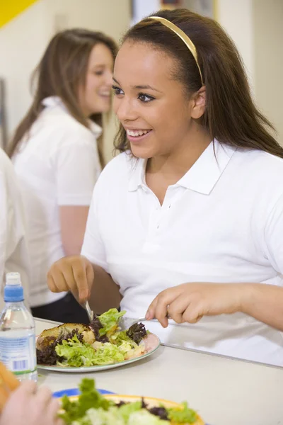 Lise Öğrencilerinin Okul Kafeteryasında Yemek — Stok fotoğraf
