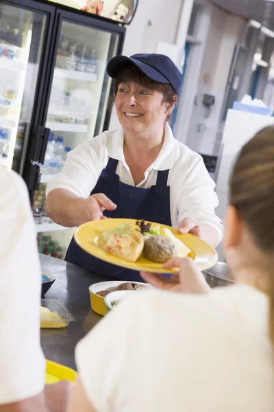 Een Vrouw Lunch Serveren Aan Middelbare Scholieren — Stockfoto