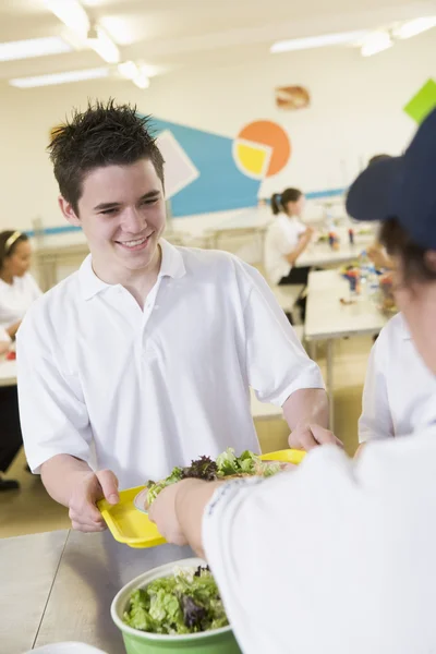 Um estudante recolhendo almoço no refeitório da escola — Fotografia de Stock