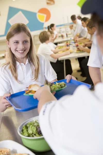 Ein Schüler Der Das Mittagessen Der Schulmensa Abholt — Stockfoto