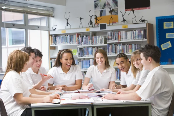 Schoolkinderen studeren in schoolbibliotheek — Stockfoto
