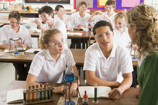 Schoolchildren and teacher in science class — Stock Photo, Image