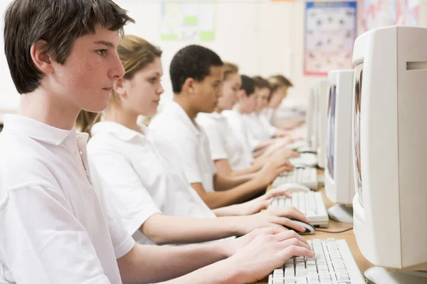 แถวของเด็กนักเรียนที่เรียนต่อหน้าคอมพิวเตอร์ — ภาพถ่ายสต็อก