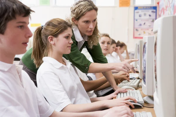 Fila di scolari che studiano davanti a un computer — Foto Stock