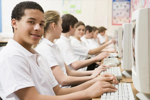 Rij Van Schoolkinderen Studeren Voor Een Computer — Stockfoto