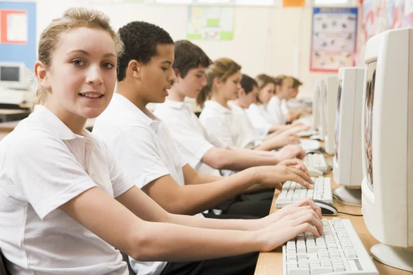Fila de alunos estudando na frente de um computador — Fotografia de Stock