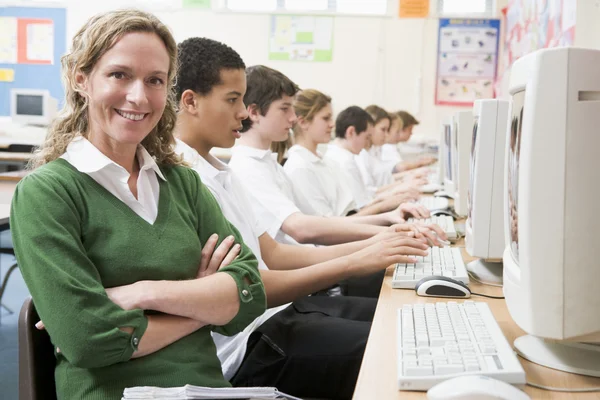 Fila de alunos estudando na frente de um computador — Fotografia de Stock