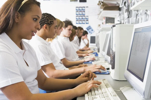 Ряд школярів, які навчаються перед комп'ютером — стокове фото