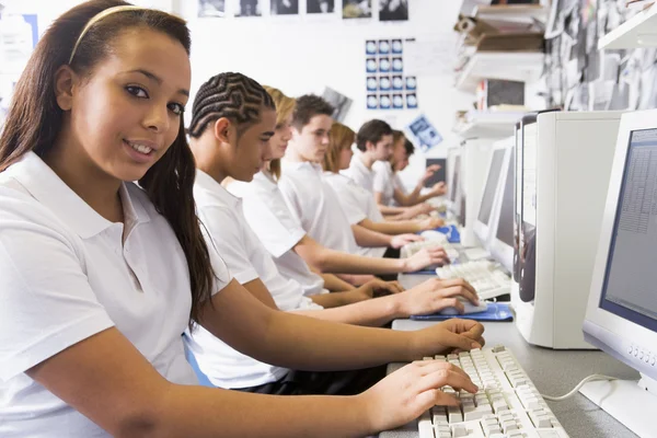 Fila de escolares que estudian frente a una computadora — Foto de Stock