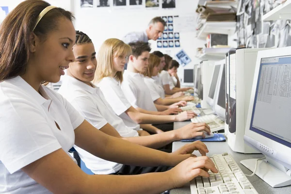 Fila de escolares que estudian frente a una computadora —  Fotos de Stock