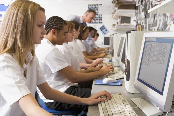 Rij Van Schoolkinderen Studeren Voor Een Computer — Stockfoto