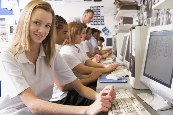 Satır Bir Bilgisayar Önünde Okuyan Öğrenciler — Stok fotoğraf