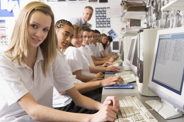 Fila Escolares Que Estudian Frente Una Computadora — Foto de Stock