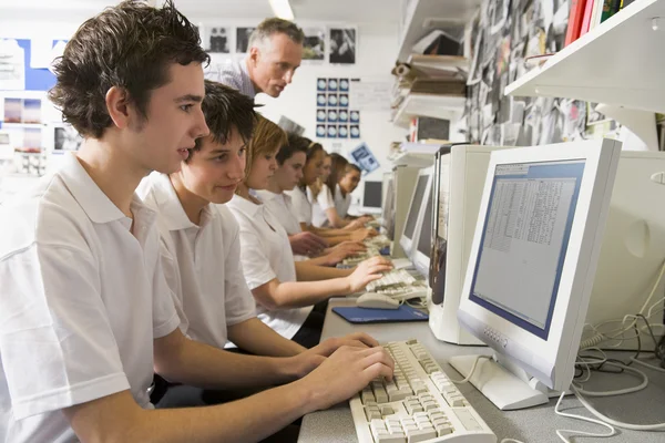 Sor iskolás tanul a számítógép előtt — Stock Fotó