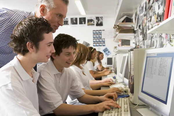 Fila Escolares Que Estudian Frente Una Computadora — Foto de Stock