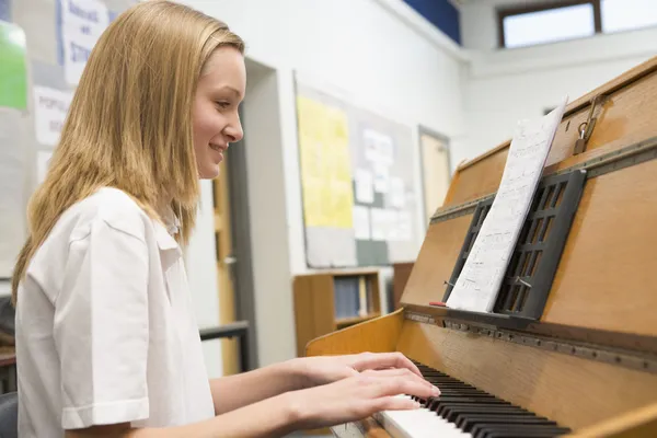 弹钢琴的音乐班的女学生 — 图库照片