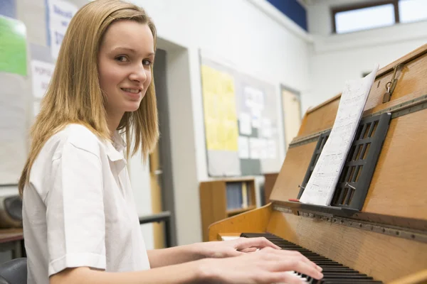 音楽の授業でピアノを弾く女学生 — ストック写真