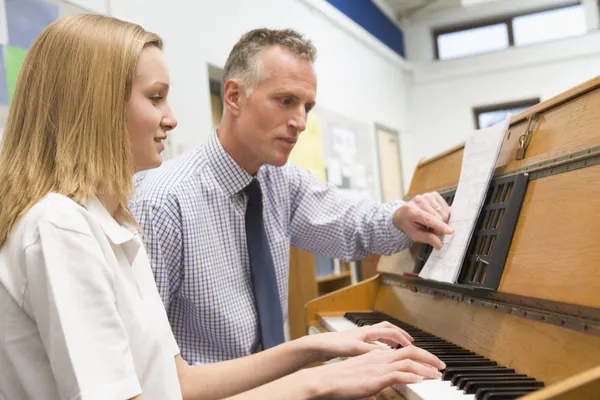 弹钢琴的音乐班的女学生与老师 — 图库照片