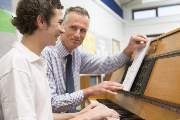 Učitel s školáka hrát na klavír ve třídě hudební — Stock fotografie