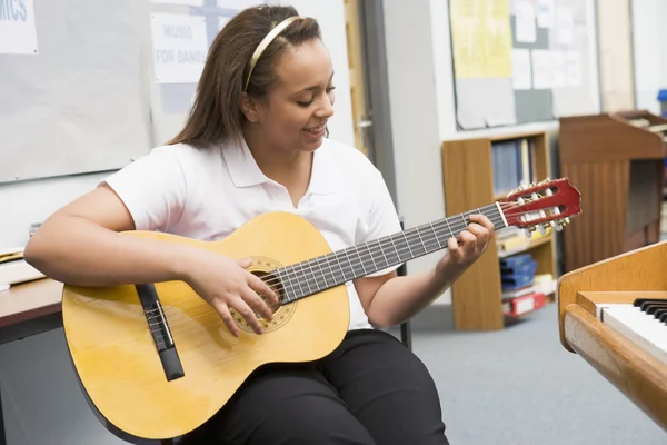Estudante Tocando Guitarra Aula Música — Fotografia de Stock
