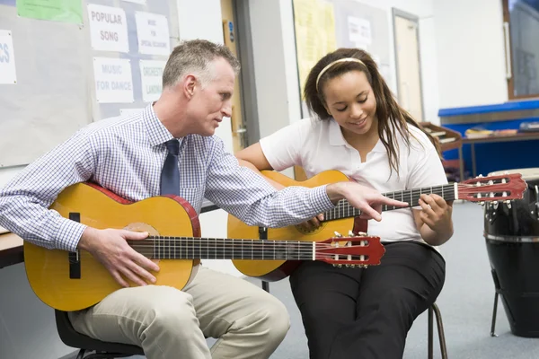 Kız Öğrenci Öğretmen Iskambil Gitar Müzik Dersinde — Stok fotoğraf