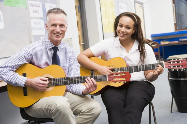 Estudante e professora tocando guitarra na aula de música — Fotografia de Stock