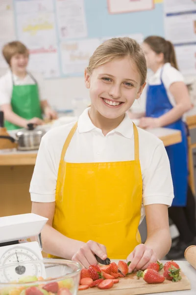 Schoolmeisje op school in een kookles — Stockfoto